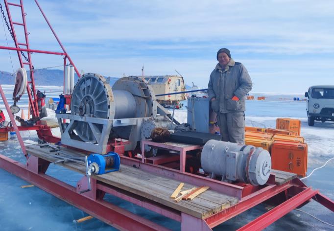 Baikal neutrino pioneer at a winch
