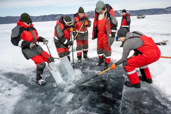 Baikal-GVD expedition team